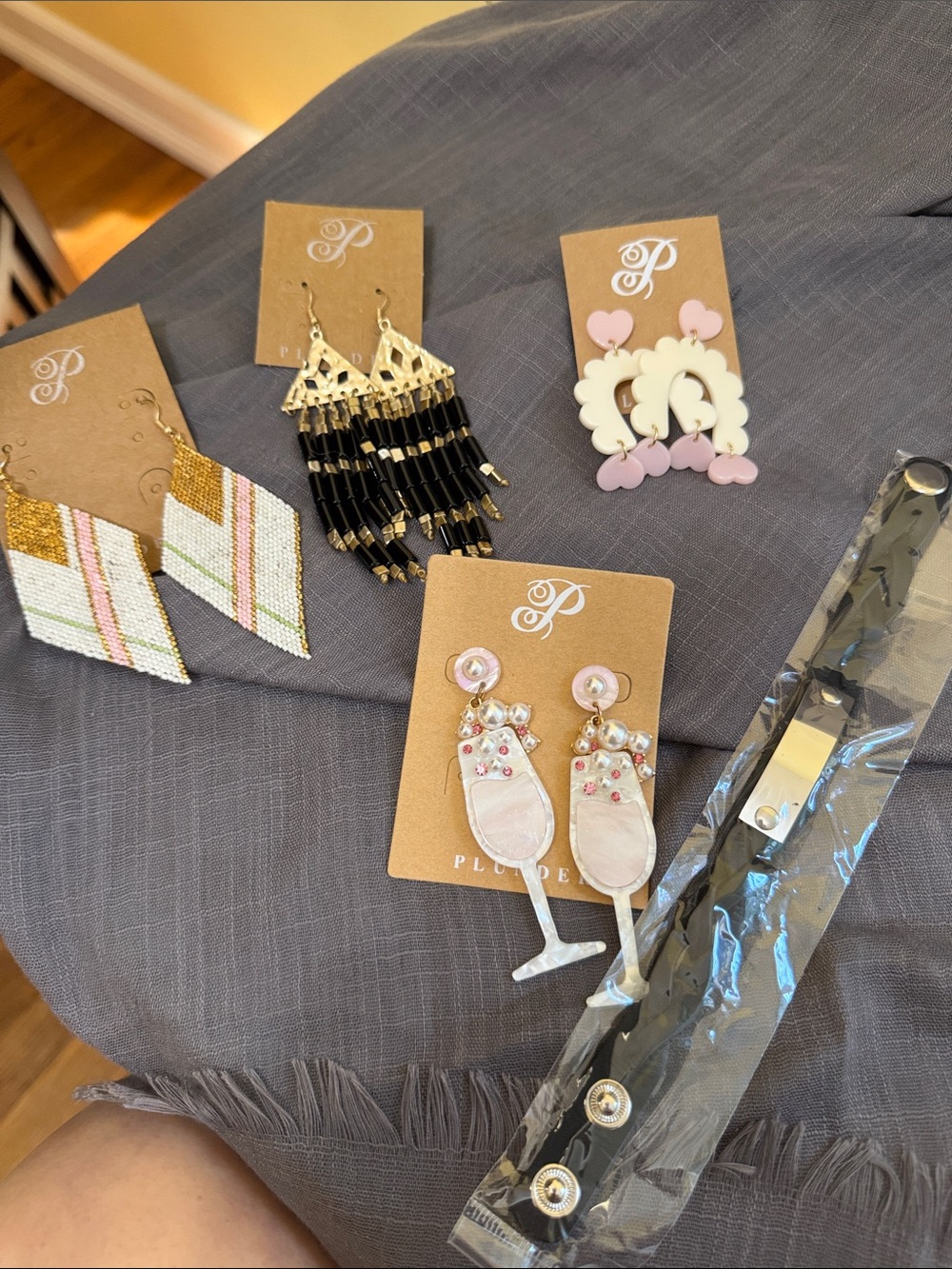 Plunder unbelievable Earrings Set with bonus leather band bracelet